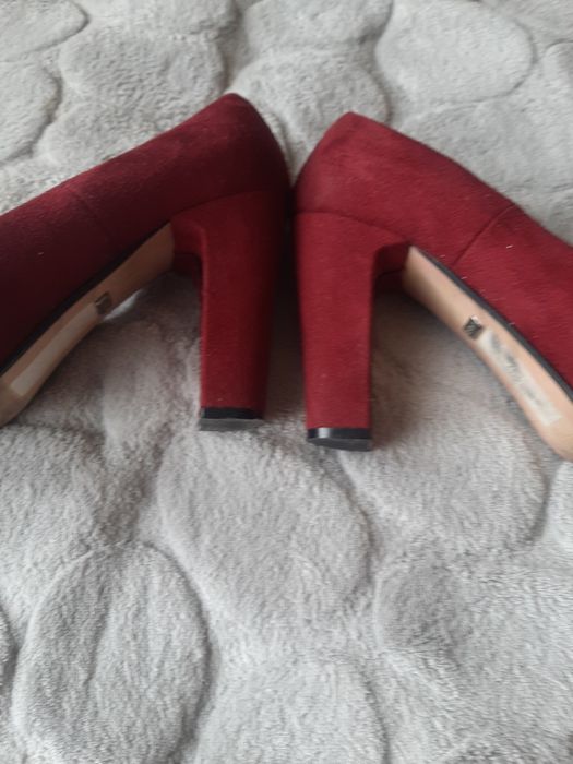 Buty na obcasie zamszowe
