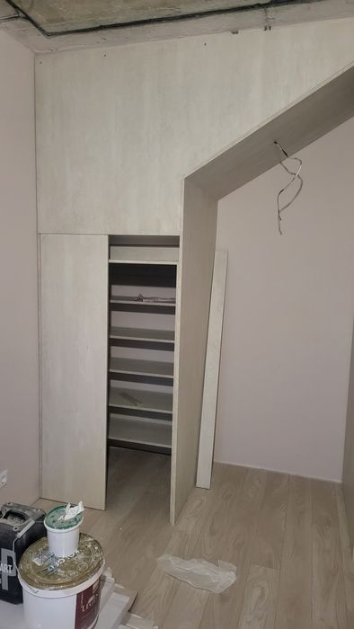 Встановлення монтаж меблів кухні шафи готові так і індивідуальні.