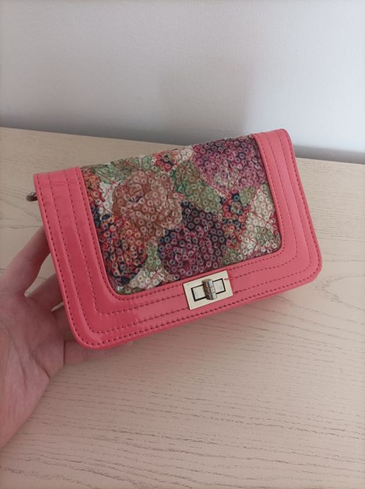 Рожева сумка кросбоді, з квітковим орнаментом