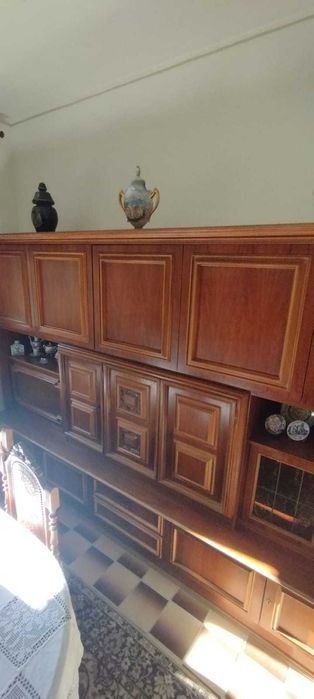 Armário + mesa de jantar + 8 cadeiras + 1 sofá cama + 2 sofas ind.