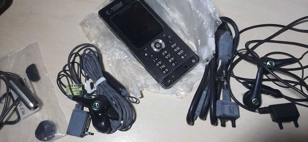 навушники і Дата-кабель до телефону