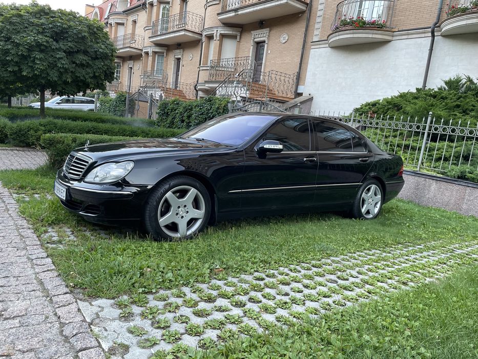 Продам MB W220 S500L 4matic рестайлинг в отличном состоянии как внешне так и технически. 
Пробег честный. 

     Весь в оригинале, салон в состоянии нового, ничего не перешивалось и не подкрашивалось. 
     
     Куплен у официального дилера в Киеве в 2006г. В одних руках 17 лет. Долгое время обслуживался на одном сервисе и мылся стабильно на одной мойке. 

     В 2023г был установлен газ BRC, с того момента проехал 15000км. 

     Пневма обслужена, держит и не спускает, мотор сухой (течей/запотеваний нет), коробка работает отлично, по ходовой части все исправно, тормоза недавно поменяны, летние шины Pirelli PZero 2023г. По электрике работает все, включая вебасто и дотяжки дверей / багажника. 

     Хранение в паркинге, бережная эксплуатация. Просмотр по предварительной договоренности в Киеве, Правый берег. 

     За дополнительной информацией пишите/звоните. Всем Мира и добра.