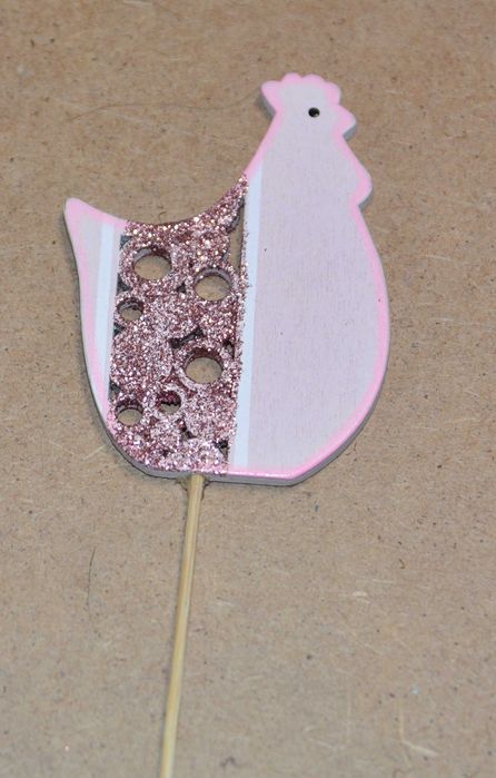 Ozdoba na piku patyku Drewniana różowa kurka 27 cm