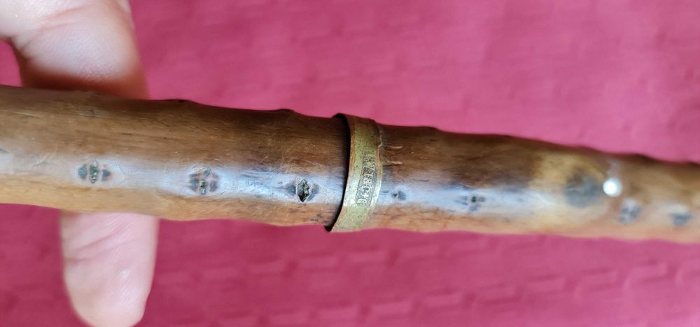 Bengala de madeira muito antiga artesanal e com inscrição