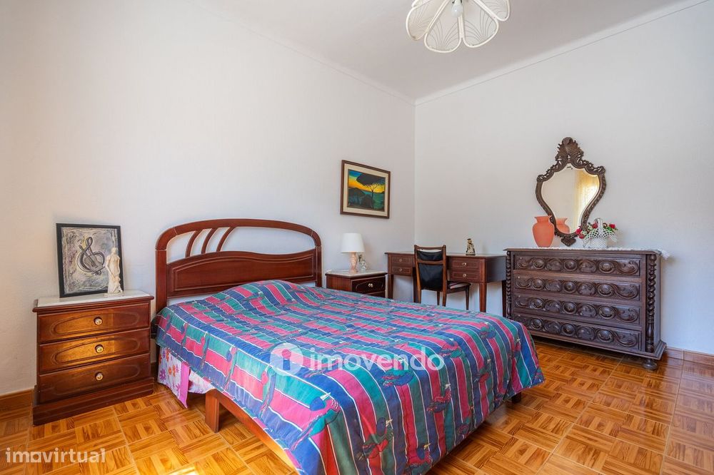 Moradia T4 mais Anexo T1, com jardim, na Caparica