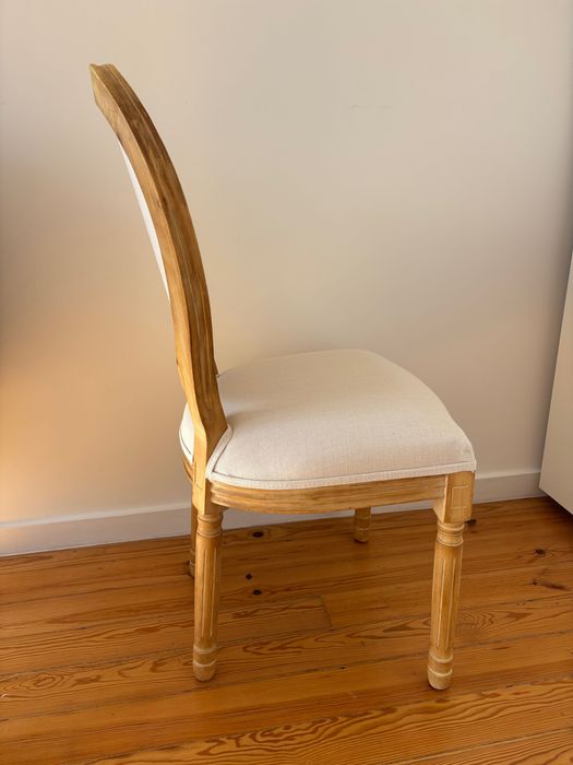 Conjunto de 8 cadeiras de sala de jantar em excelente estado.