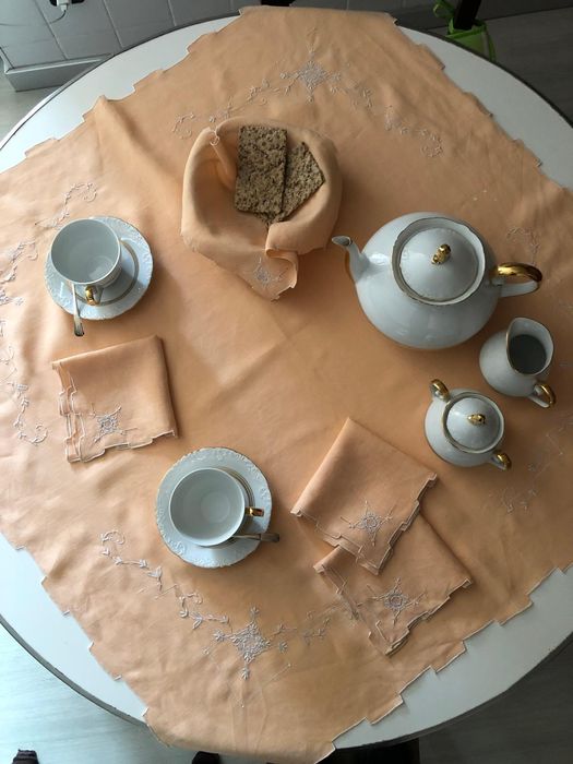 Conjunto de toalha de chá e guardanapos bordados à mão