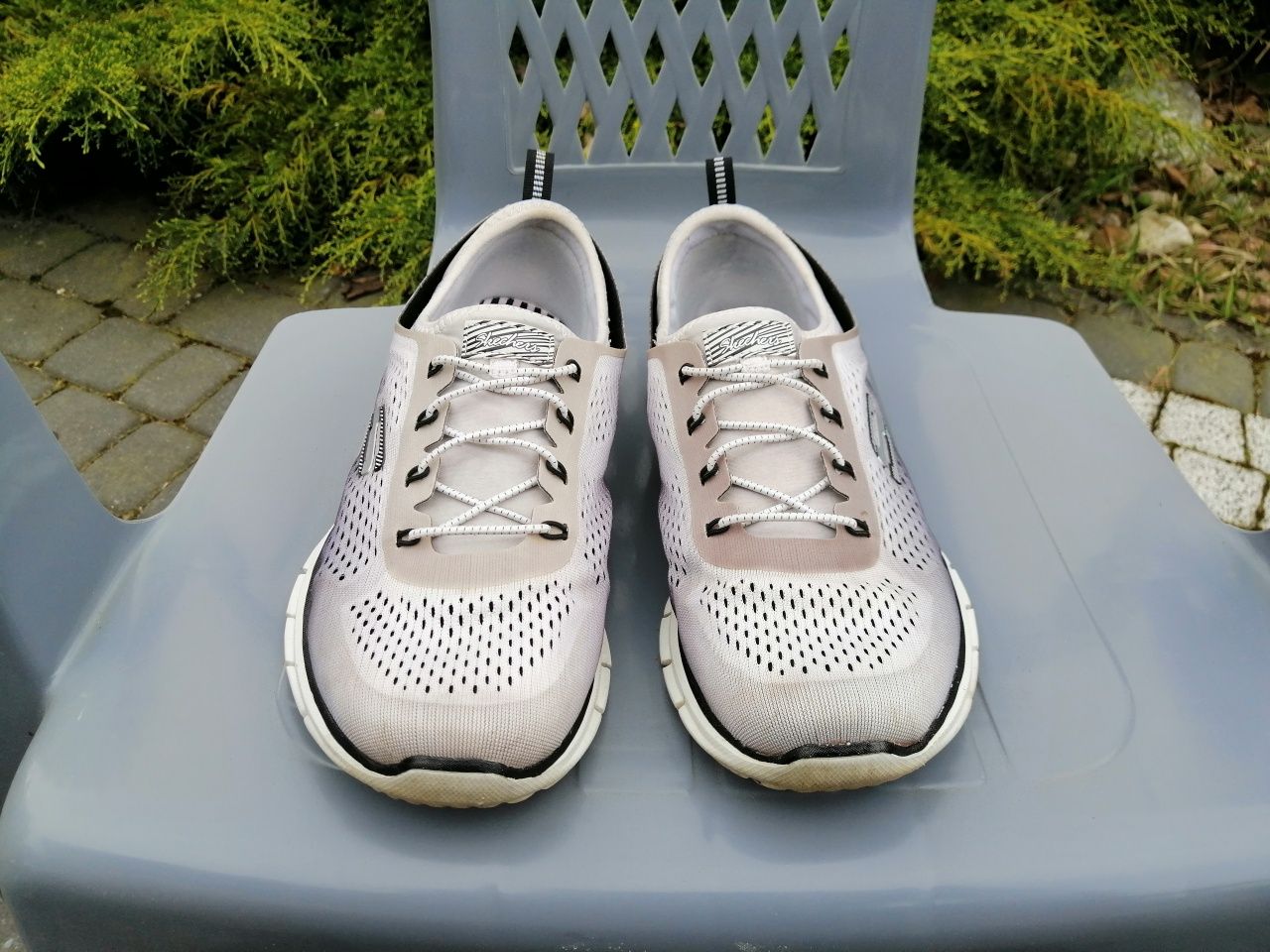 Do skechers stretch clearance