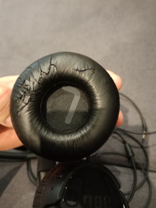 Słuchawki JBL T660 BTNC-uszkodzone.