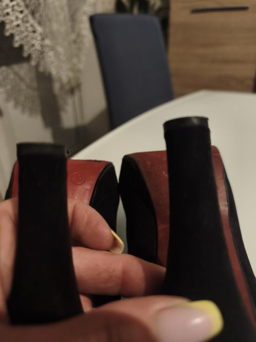 Buty na obcasie.
