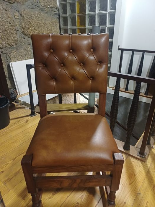 Cadeiras de madeira/couro estilo antigo.