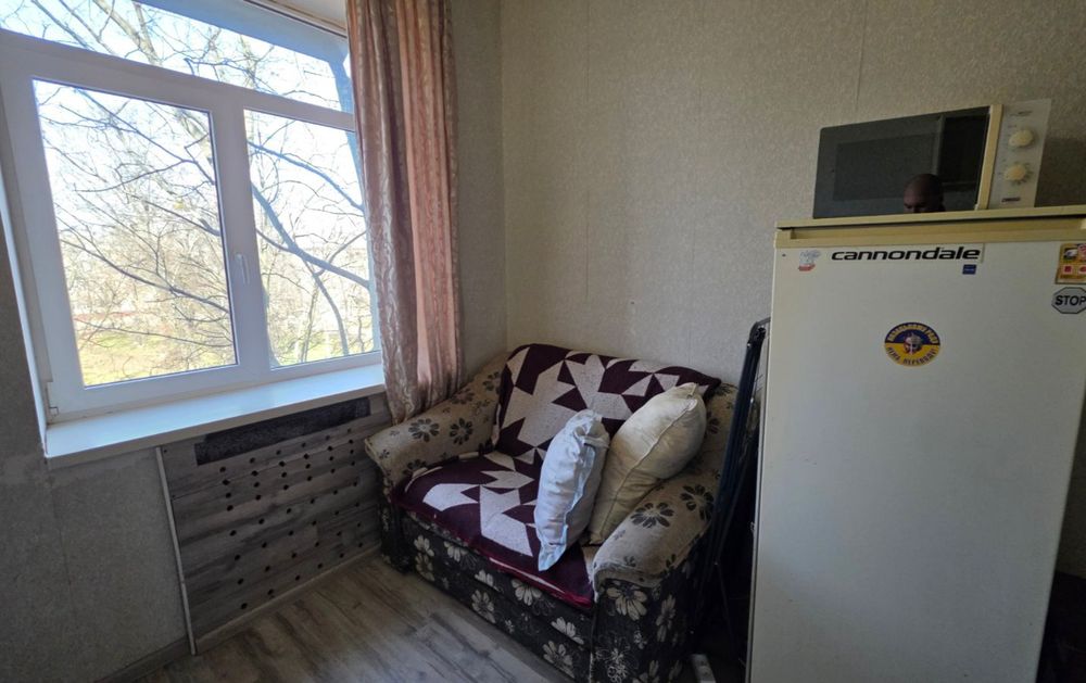 Продам дешеву гостинку біля метро ХТЗ - повний фарш.