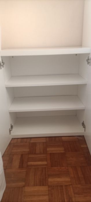 Armário pequeno com 2 prateleiras