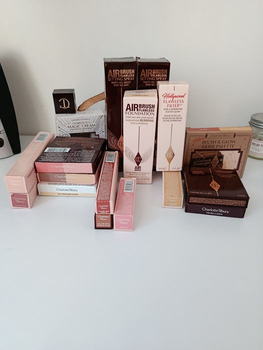 Charlotte Tilbury Air Brush Flawless Blur Matte - Meets - Moisture Liquid Lipstick 6.8 ml - Pomadka do ust w płynie