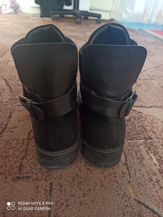 Продам женские  ботинки б.у