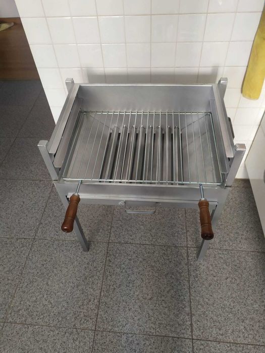 assador 60x40 com pernas desmontaveis, equipado com grelha e tabuleiro