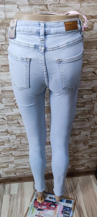 Spodnie rurki jasny jeans dziury napisy xs