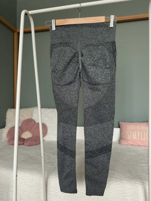 Piękne szare legginsy podkreślające sylwetkę