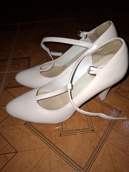 Buty damskie beżowe