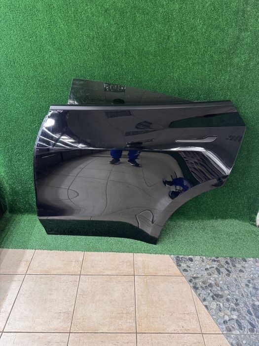 Задняя левая дверь tesla model Y