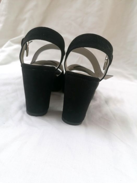 Sandálias Pretas de Salto Alto