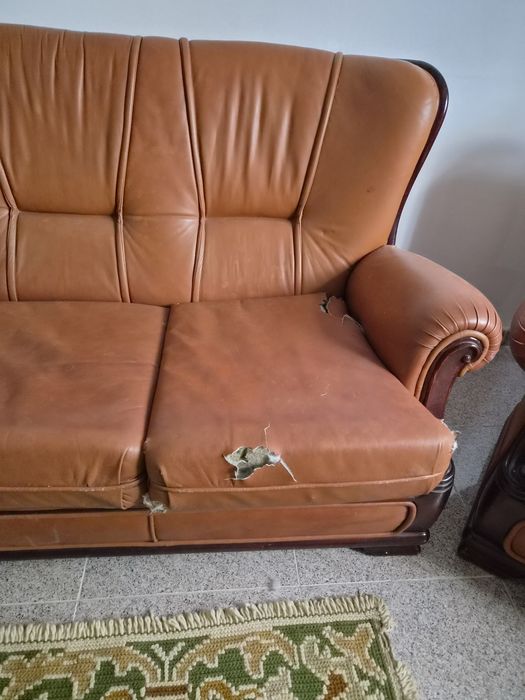 Conjunto Sofás em Pele: Sofá-Cama 3 Lugares + 2 Poltronas Clássicas