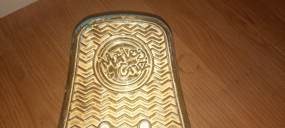 Skate dourado Marley Cruz