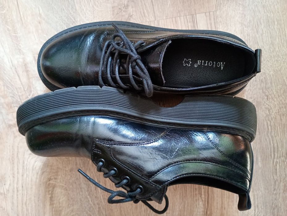 Czarne półbuty damskie