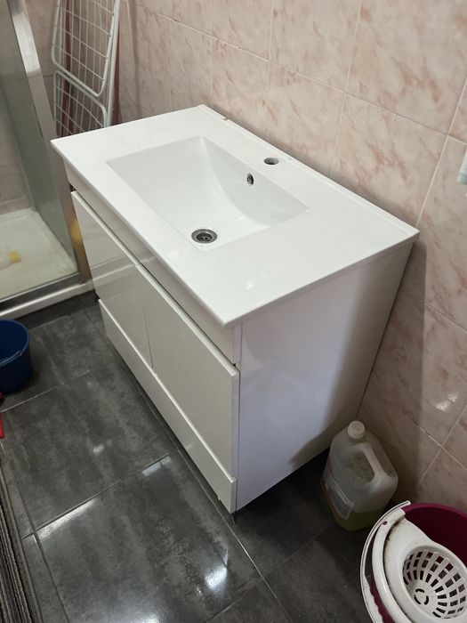 White bathroom sink425520376191406082