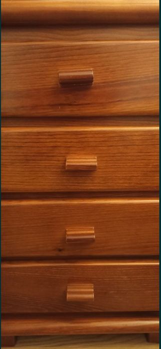 Duas mesas de cabeceira em madeira de carvalho. Valor unitário  70€