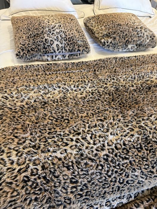 Manta tapa pes + 2 almofadas padrao leopardo