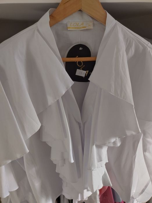 Biała koszula z dużym żabotem