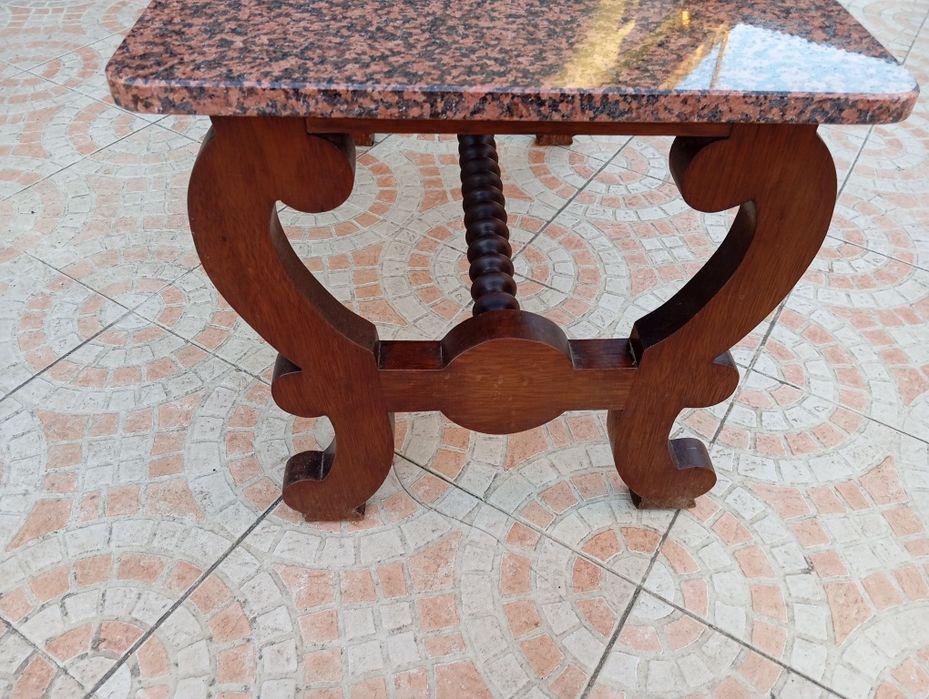 Mesa de sala em madeira