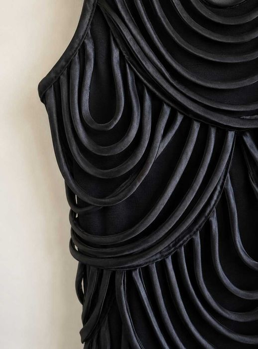 Vestido Preto com Aplicações Entrançadas 3D