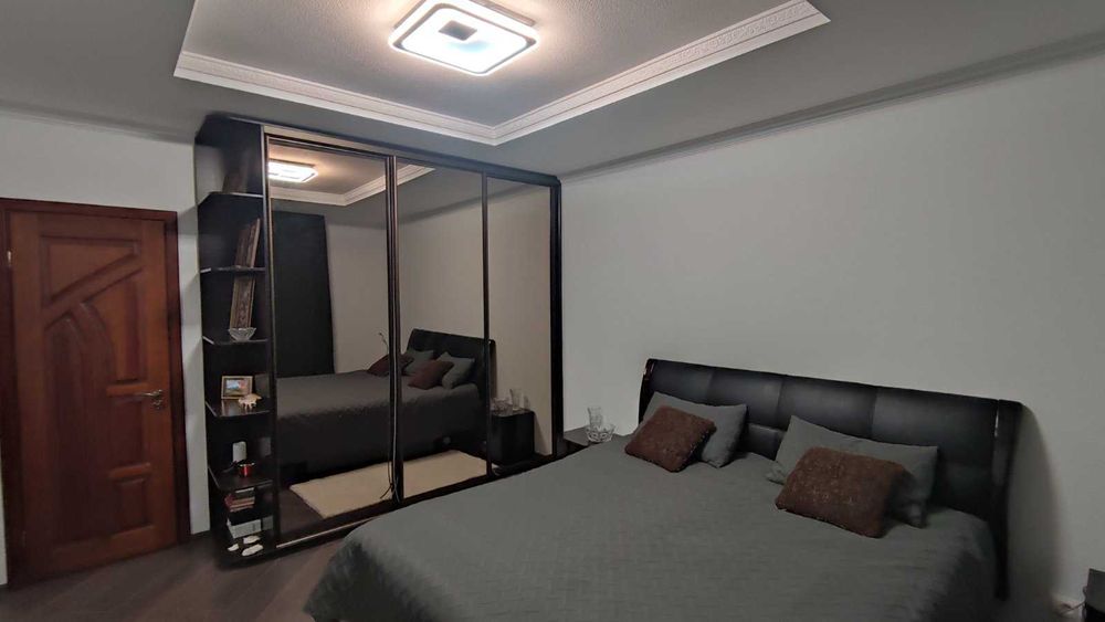 Продається трикімнатна квартира (частина будинку)