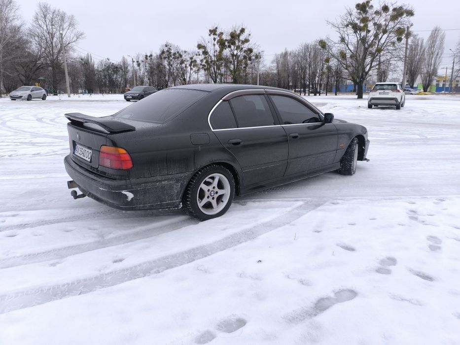 Черная БМВ е39 Акпп