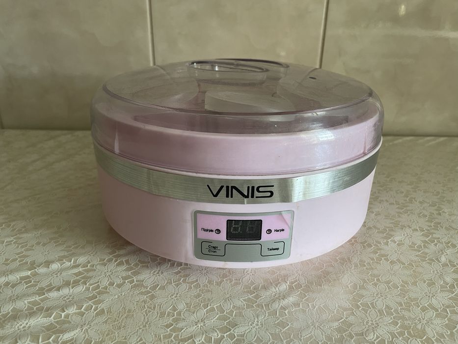 Йогуртниця з склянками