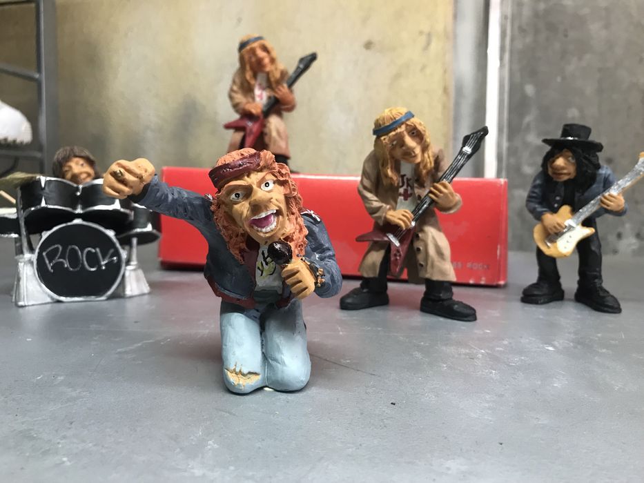 Caixa com bonecos de loiça do rock dos guns and roses