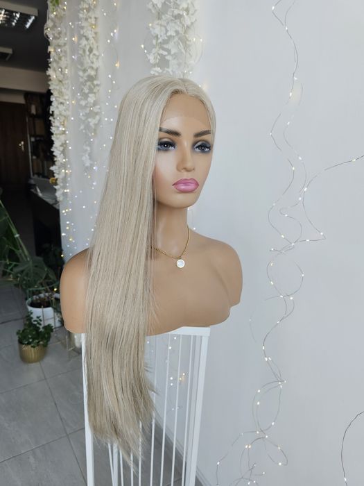 Długa peruka premium Stella jasny słowiański blond naturalny efekt