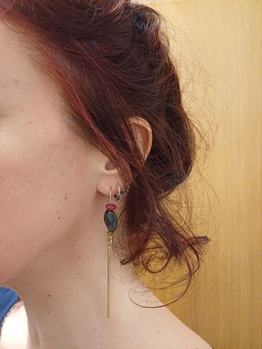 Elegantes brincos dourados com pedra verde