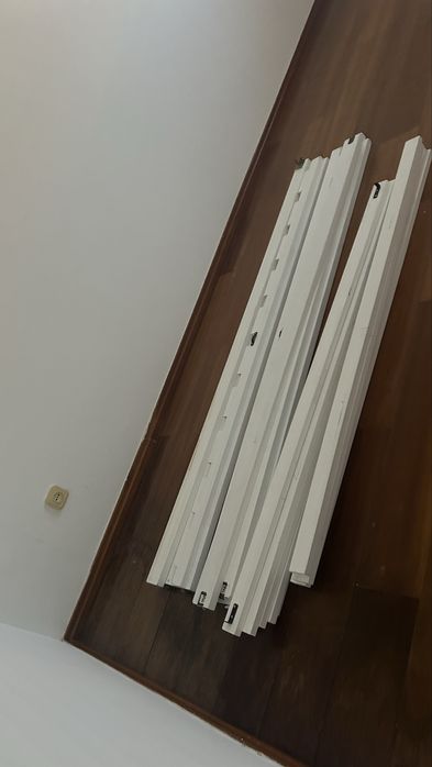 Cama de casal, colchão e mesa de jantar