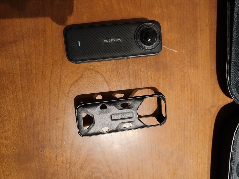 Vendo insta 360 X4  praticamente nova.