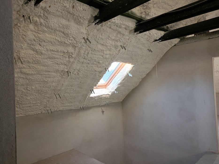 Izolacje natryskowe piana pur ocieplenie poddasza