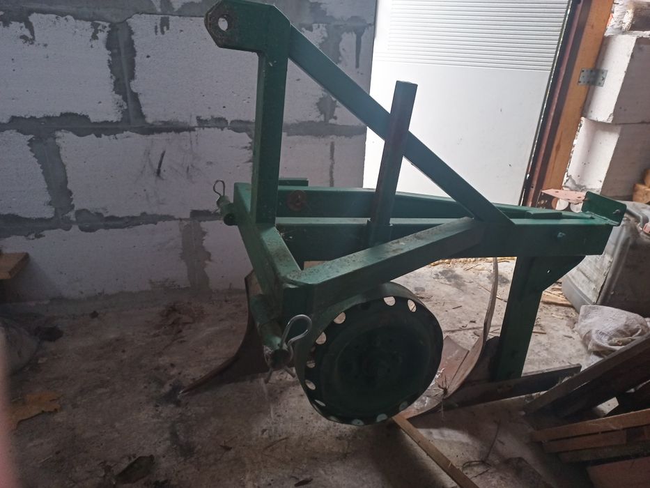 Плуг двокорпусний