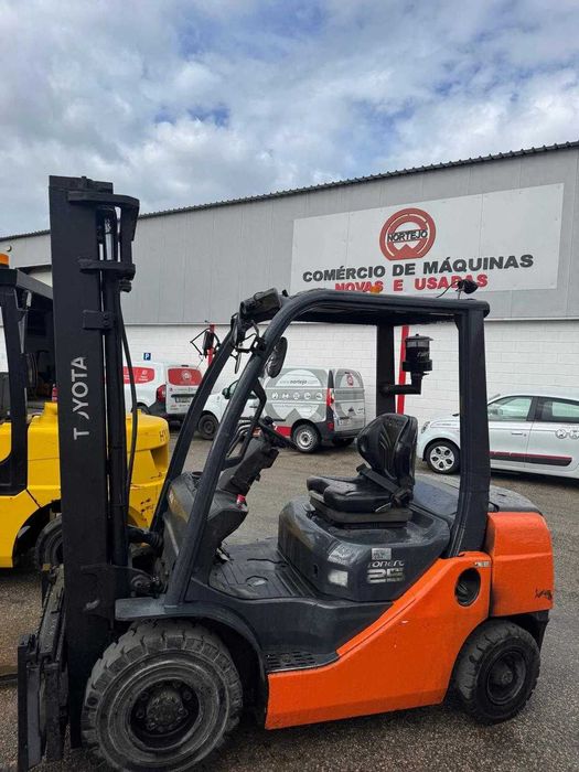 Empilhador Diesel Toyota TONERO25 (usado)