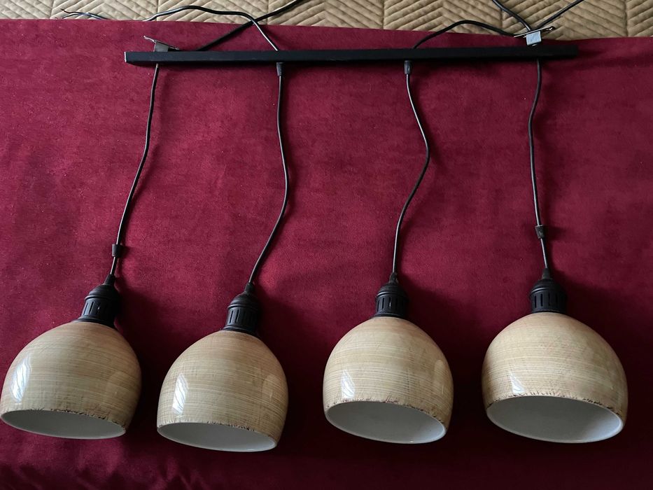 Candeeiro  com quatro globos de loiça