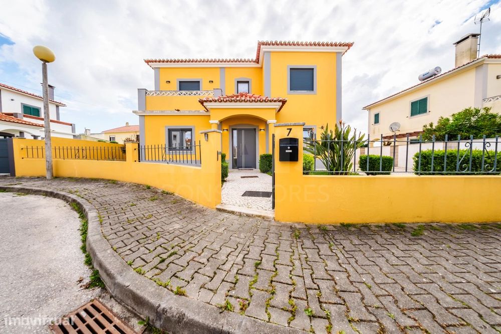 Moradia exclusiva com piscina aquecida, suite, garagem e jardim des...