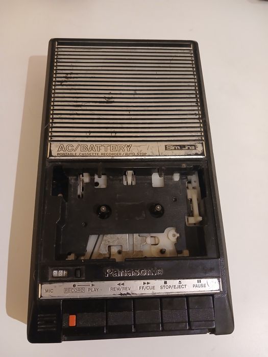 Продам касетний диктофон Panasonic RQ-2140.