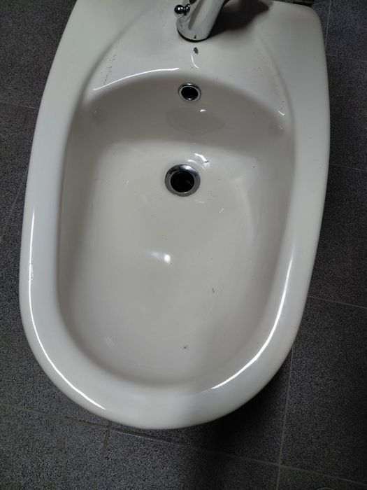 Bidé com tampa e torneira