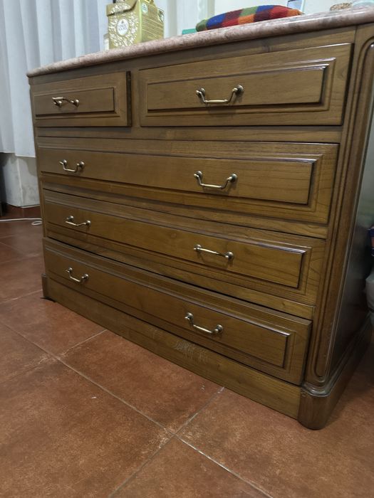 Mobiliário clássico em madeira maciça com mármore